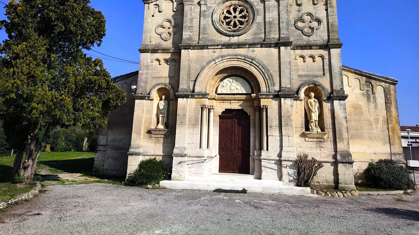 L'église Saint-Genès de Raphèle-lès-Arles, village de la commune d'Arles